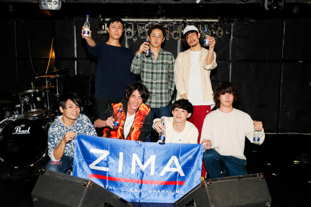 「ZIMA MUSIC FIGHTERS meets ライブナタリー」福岡・DRUM SON公演終了後の記念写真。（撮影：濱本英介）