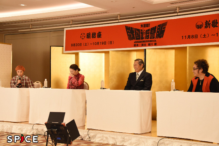 コロッケがモノマネを披露したり、久本が初演時の思い出を語ったりと笑いの絶えない会見だった