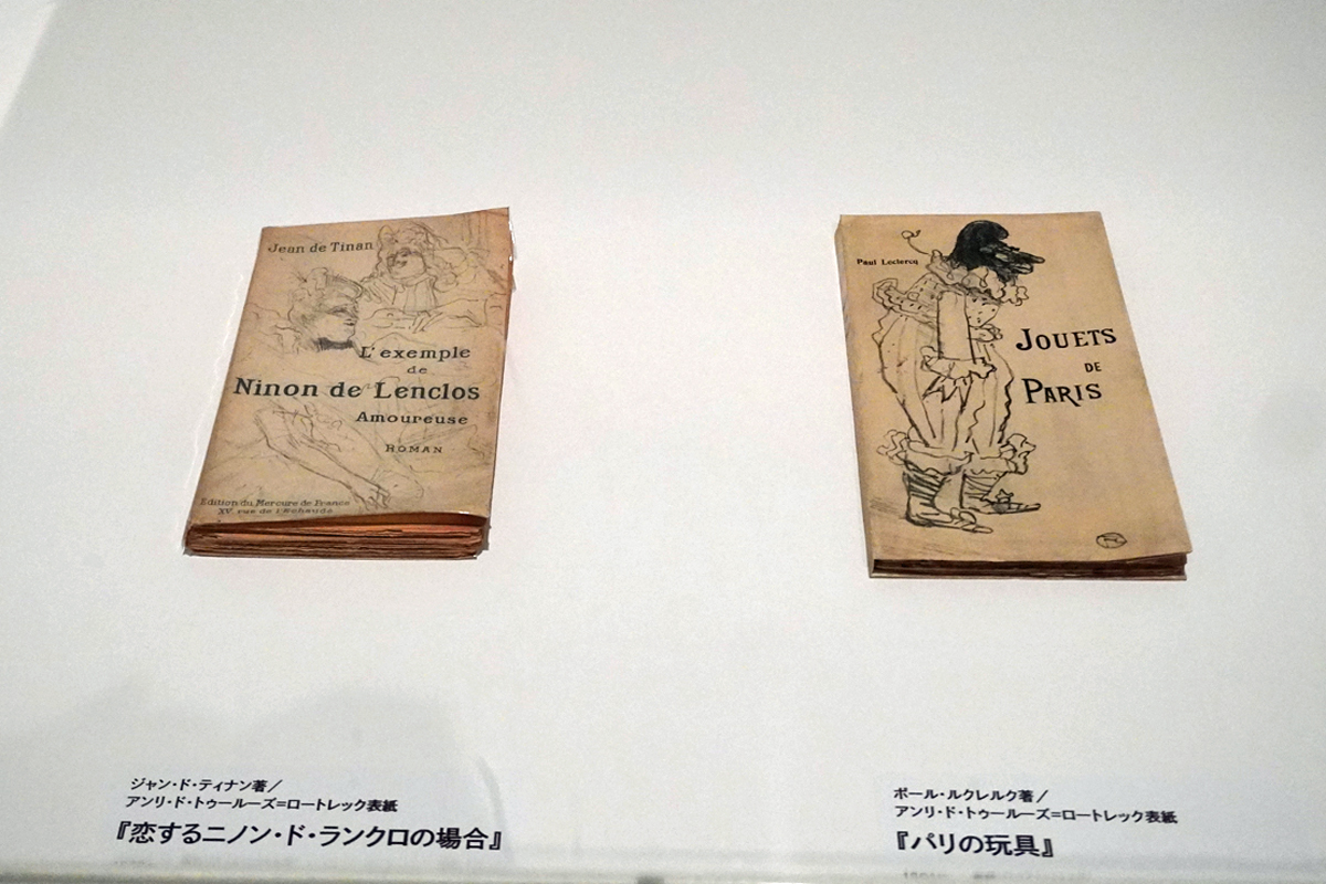 左：《ジャン・ド・ティナン著／アンリ・ド・トゥールーズ＝ロートレック表紙 『恋するニノン・ド・ランクロの場合』》1898年 書籍（リトグラフによる表紙） 