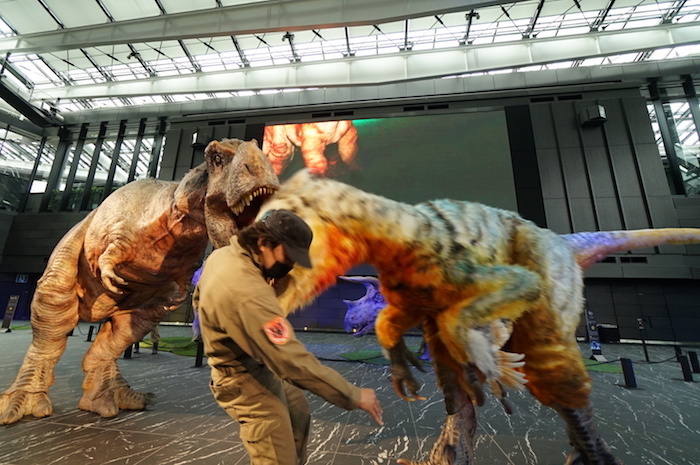 ユタラプトルに襲われるレンジャースタッフ、さらに背後からはティラノサウルスが狙う