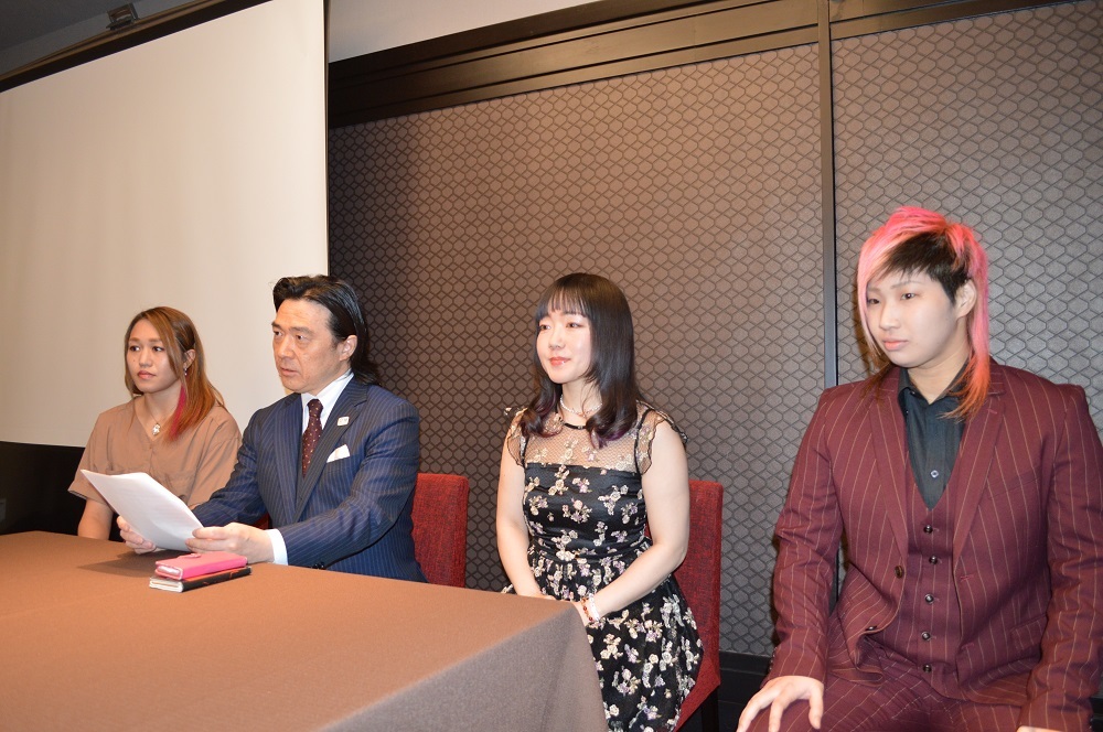 左から朱里、平井丈雅リアルジャパン代表、松本都、彩羽匠
