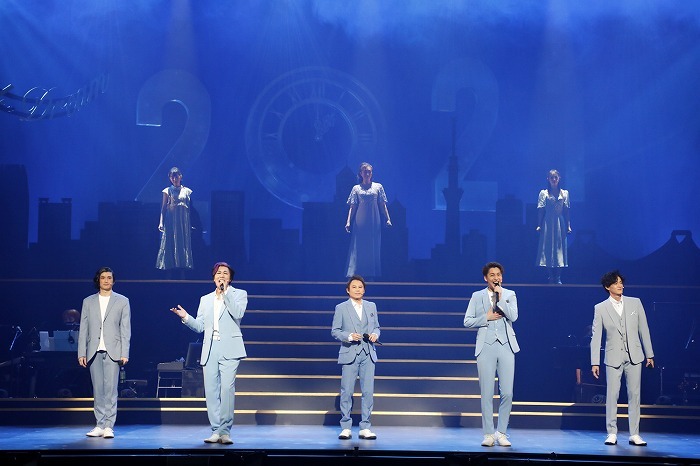 明治座2021年1月『NEW YEAR'S Dream』舞台写真(左から渡辺大輔、吉野圭吾、玉野和紀、大野拓朗、新納慎也、上段左から平野綾、北翔海莉、咲妃みゆ)