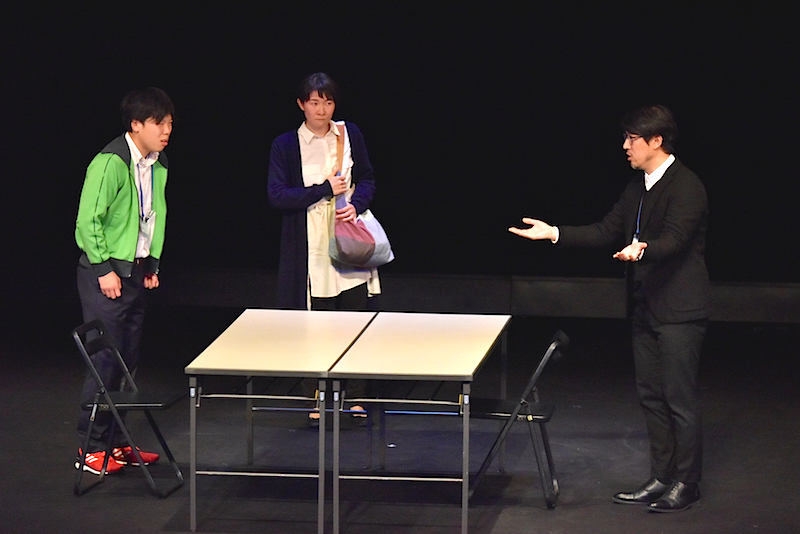 『霧の中』上演より。中央の仲谷萌は、夫が選挙不正工作に関わったのではないかと不安を抱く、原発再稼働反対の主婦役を好演した