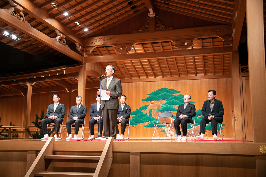 東京都美術館館長 真室佳武氏（中央）