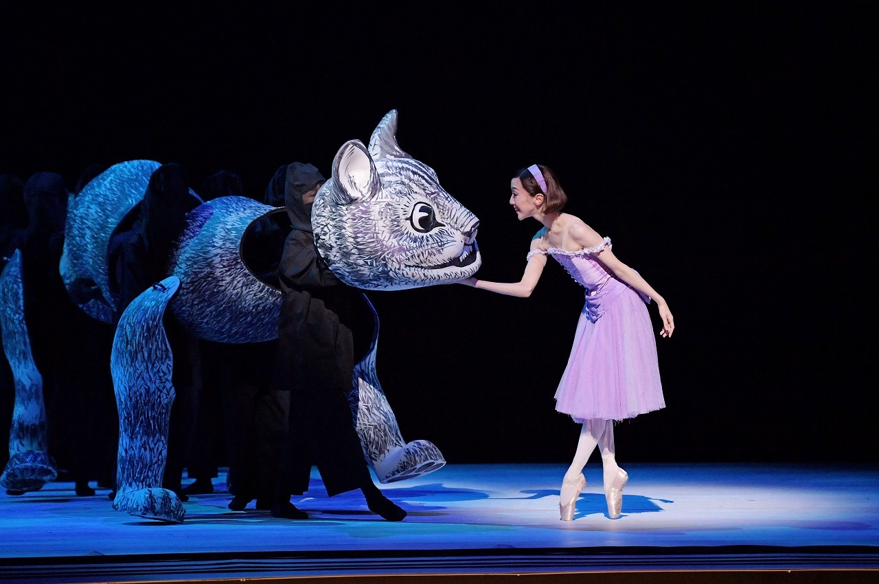 『不思議の国のアリス』　　撮影：鹿摩隆司 ／Alice’s Adventures in Wonderland© by Christopher Wheeldon, Designs by Bob Crowley,  Puppetry Designs by Toby Olié