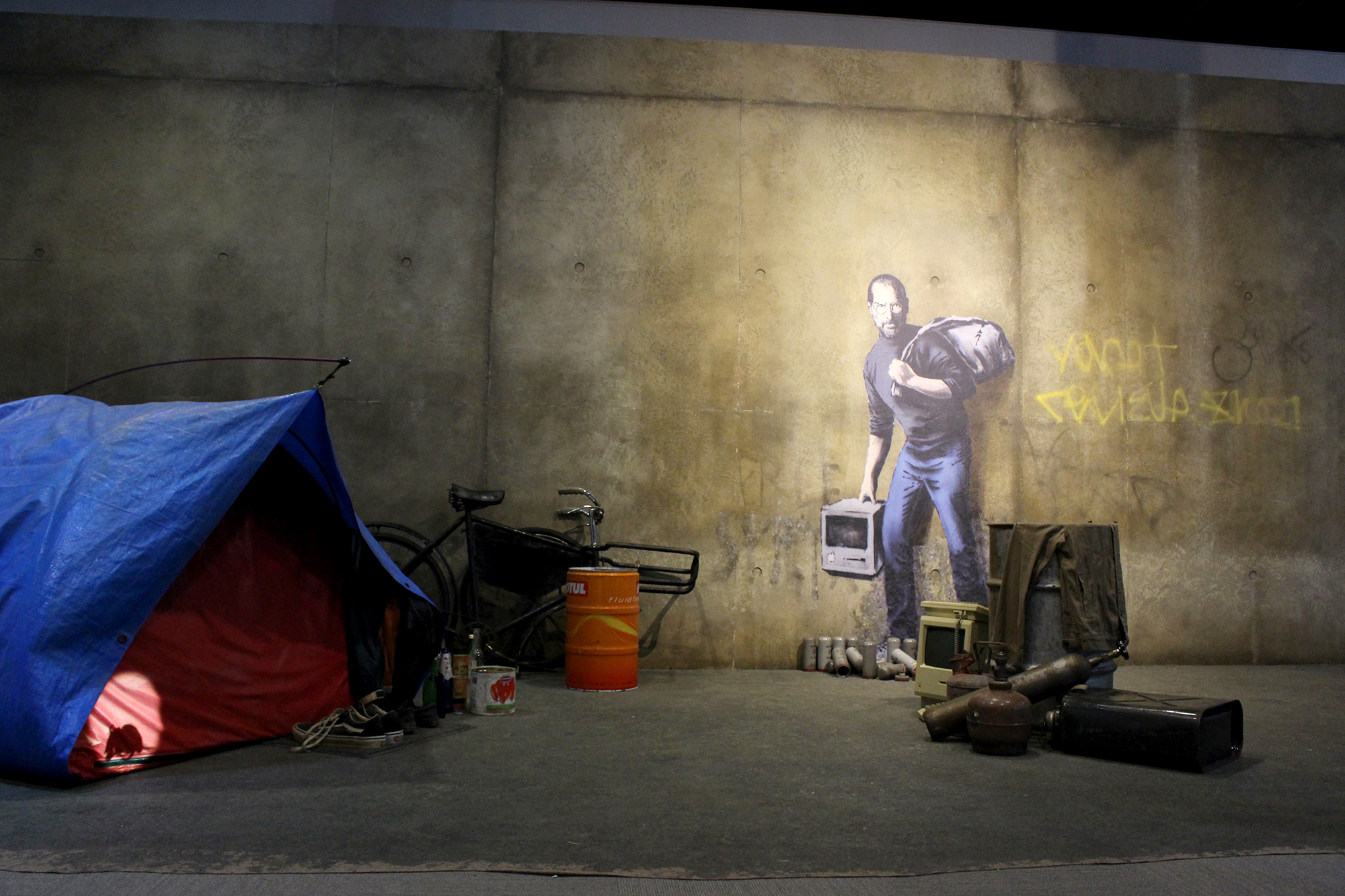 バンクシー「The Son of a Migrant from Syria」2015 フランス カレー（再現展示）
