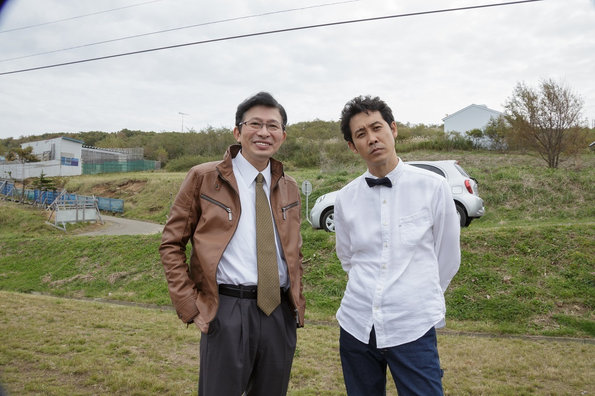 左から、鈴井貴之、大泉洋　『そらのレストラン』オフショット　 （C）2018『そらのレストラン』製作委員会　