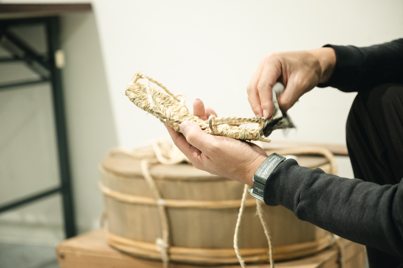 おろしたての草鞋に絵の具をこすりつけ、泥がついているかのように仕上げていた。