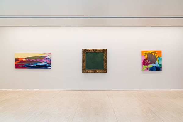 『流 麻二果 ―色を追う／Tracing the Colors』展示風景 撮影：加藤 健