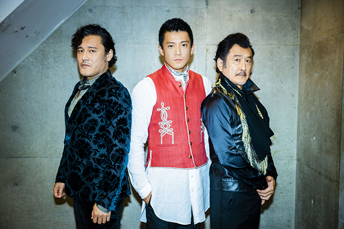 （左から）横田栄司、小栗旬、吉田鋼太郎