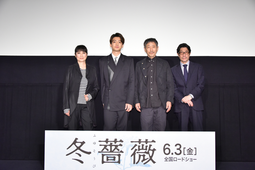 左から、余貴美子、伊藤健太郎、小林薫、阪本順治監督