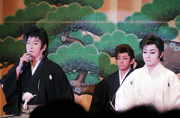 2015年11月海斗座長の襲名御披露目公演。左：浅井研二郎、中央：雷三、右：海斗　(photo by wakokato)