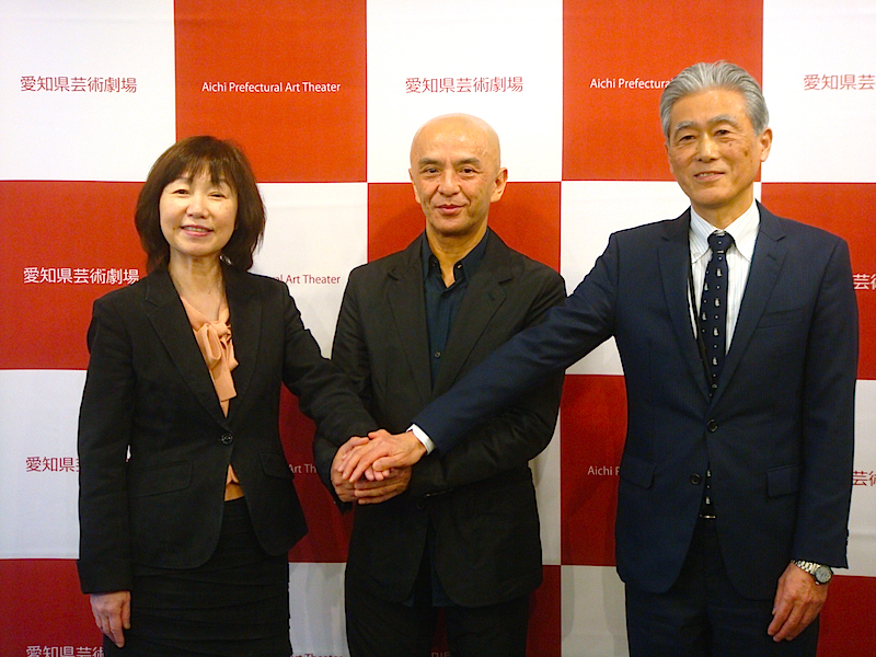 左から・菅沼綾子理事長、勅使川原三郎、丹羽康雄館長