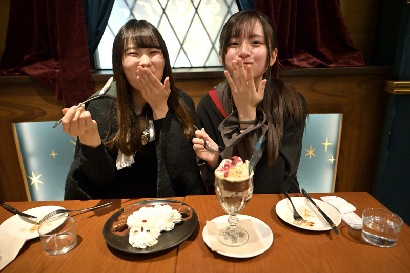 ＜イートンメス ゴブレット＞をぱくり。「美味しい～」と思わず笑顔。