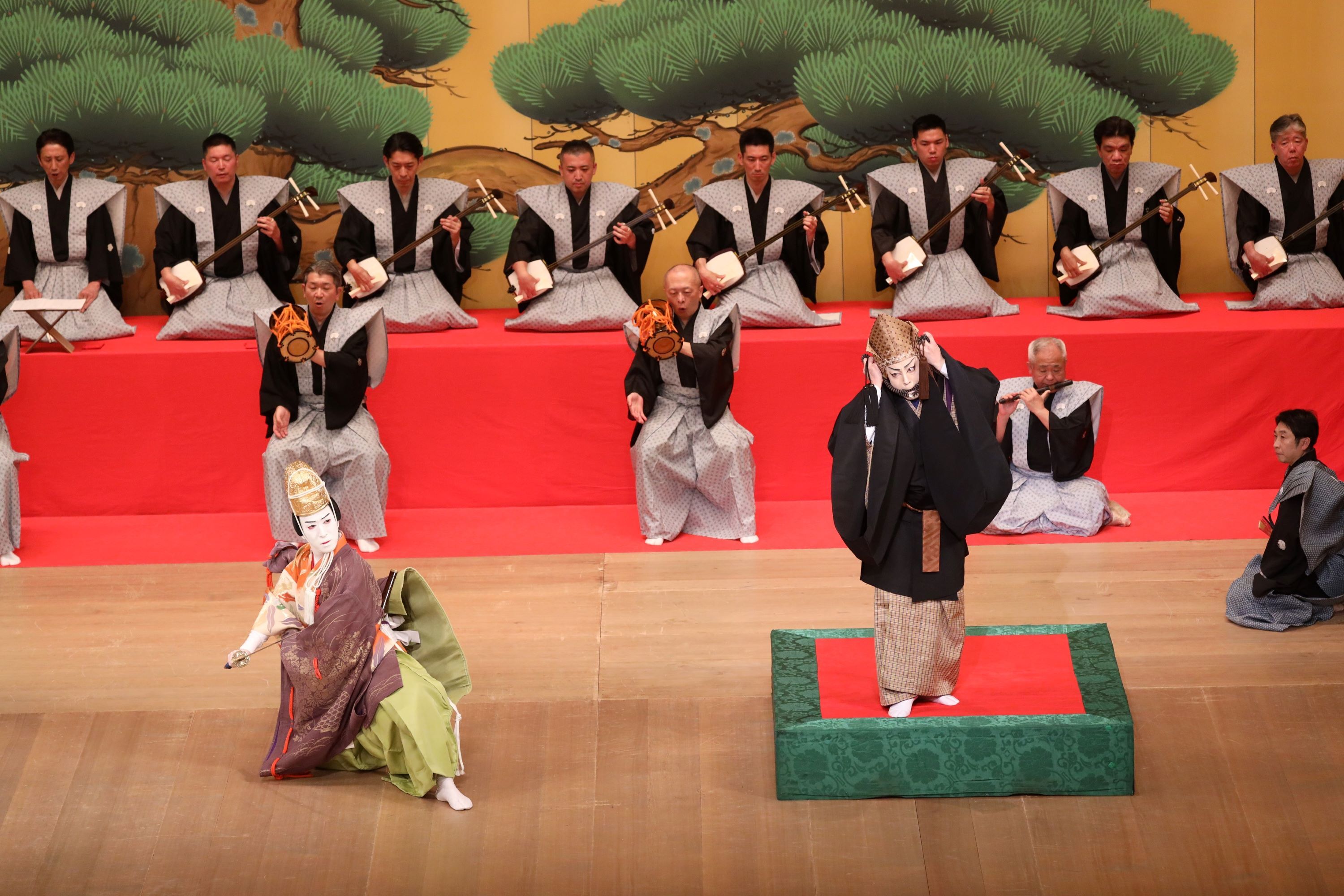 「土蜘」左から中村時蔵、八代目尾上菊五郎の叡山の僧智籌実は土蜘の精 (c)松竹