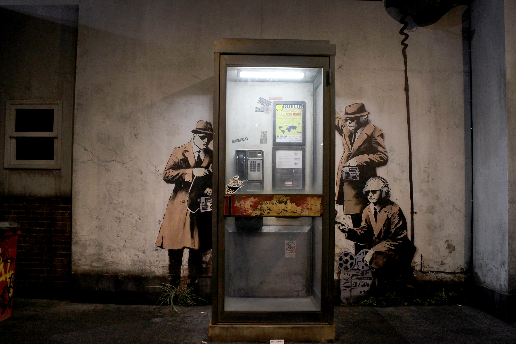 バンクシー「Spy Booth」2014 イギリス　チェルトナム（再現展示）