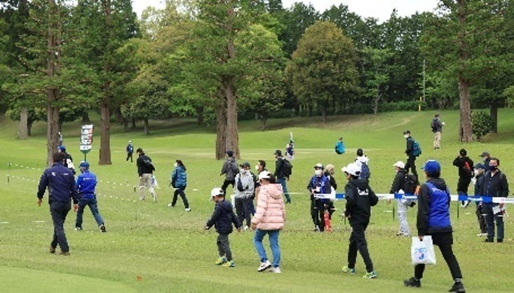 普段は入ることができないロープの内側からの観戦が楽しめる