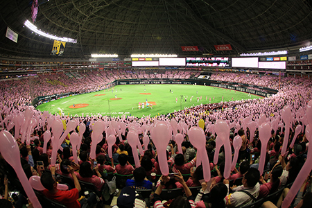 当日は球場がピンク色に染まる（※上は昨年の写真）
