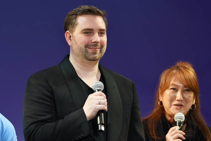 新作ミュージカル『ディズニー くまのプーさん』の脚本・演出を手掛けたジョナサン・ロックフェラー（左）
