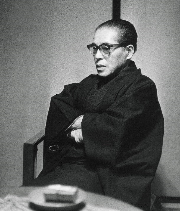 上村松篁　京都間之町の自宅にて（松伯美術館提供）