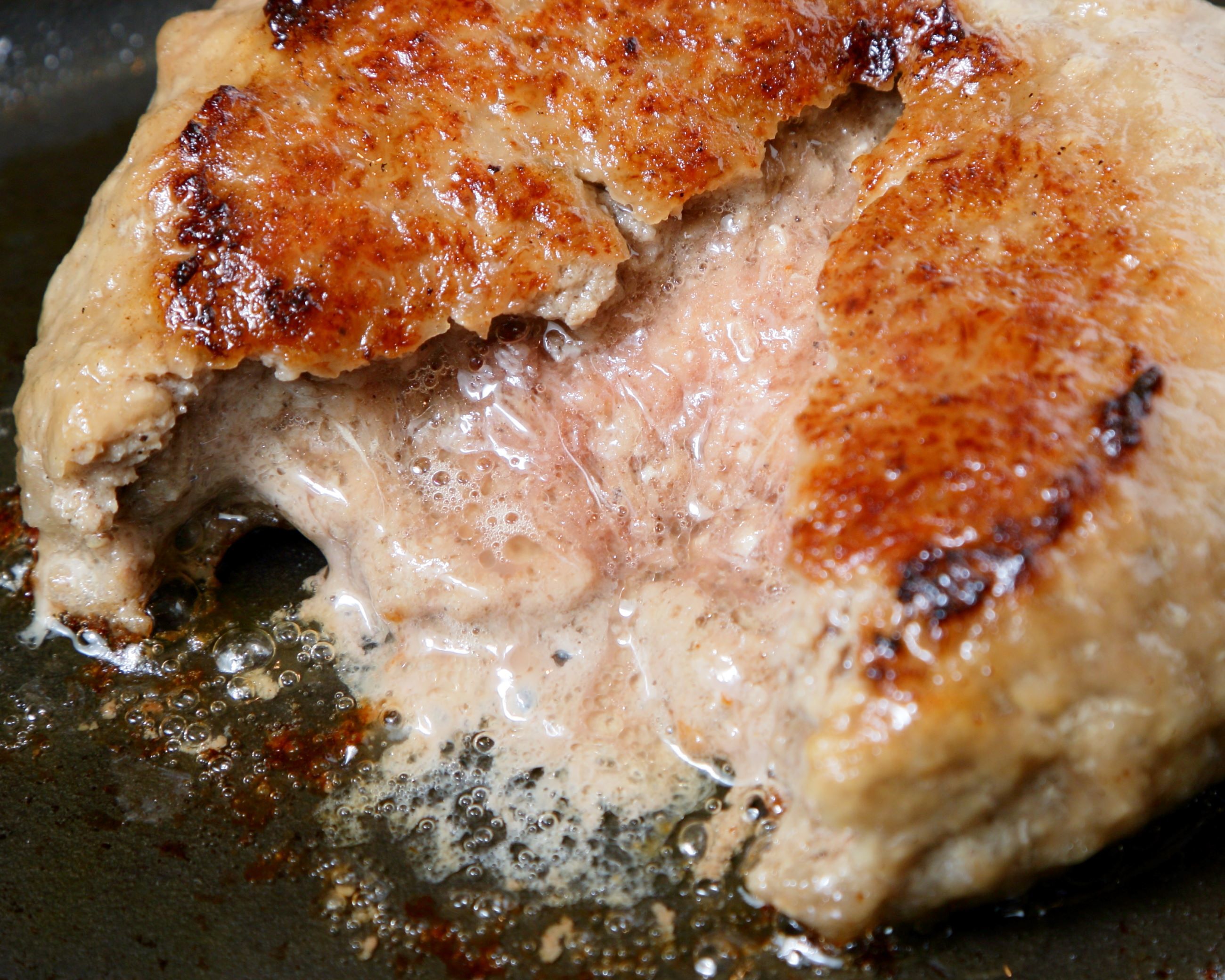 口の中いっぱいにあふれる肉汁と飲めるほどに柔らかい新感覚食感が楽しめる