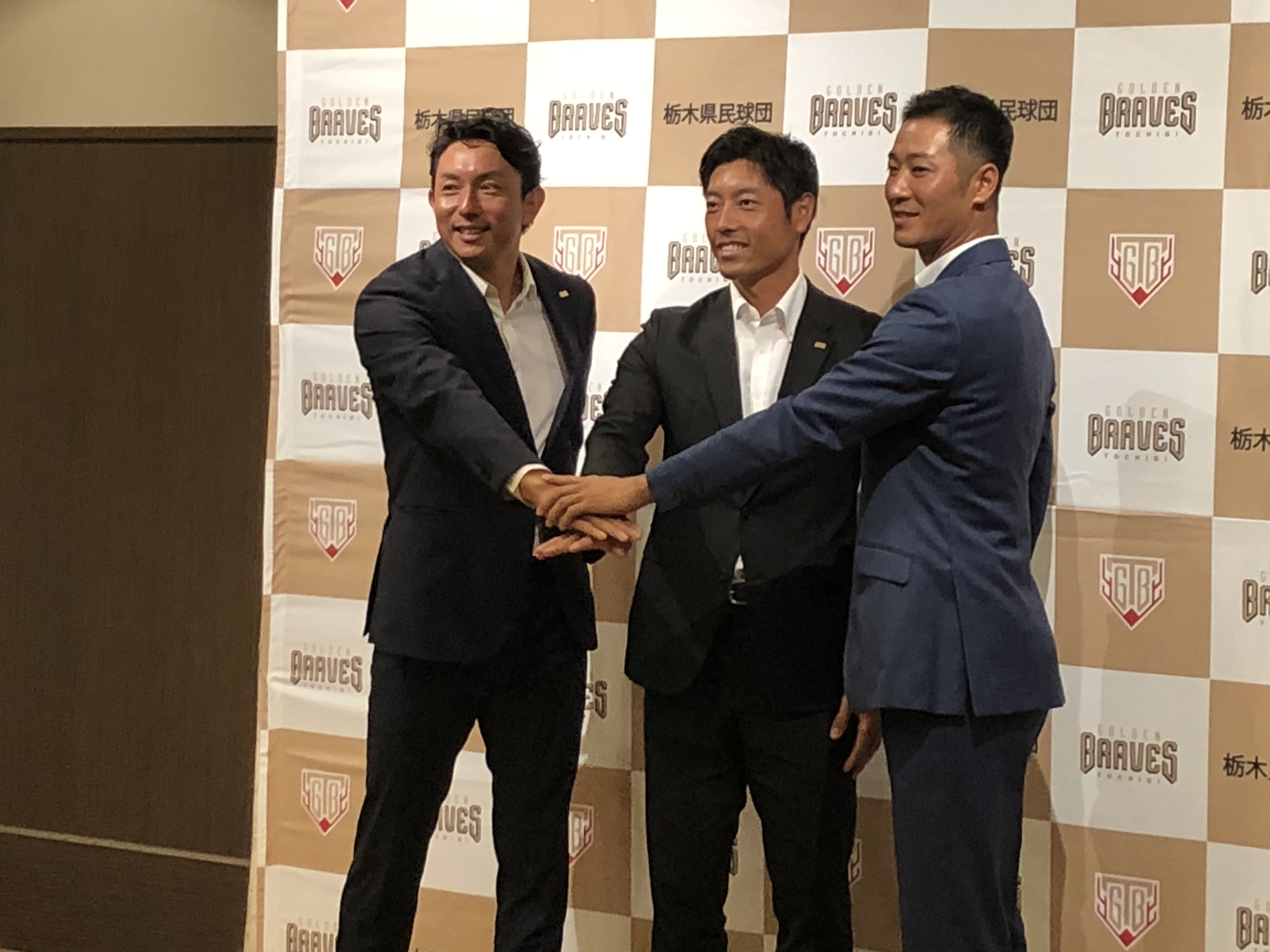 川﨑宗則選手（左）、寺内崇幸監督（中央）、西岡剛選手（右）