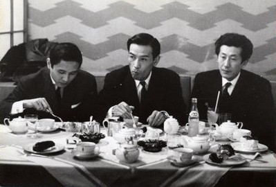 「3人の会」（左から）黛敏郎、芥川也寸志、團伊玖磨。今回の演奏会を主催するスリーシェルズ（3つの貝）の社名は「3人の会」を捩っている。