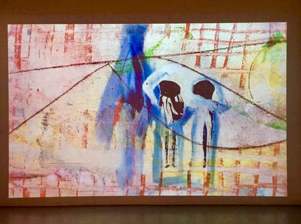 《ペタペタ》映像作品 2017 完成した絵を背景にしガイコツが登場する映像（上）と、一筆ごとに描く過程を撮影したストップモーションアニメーション（下）