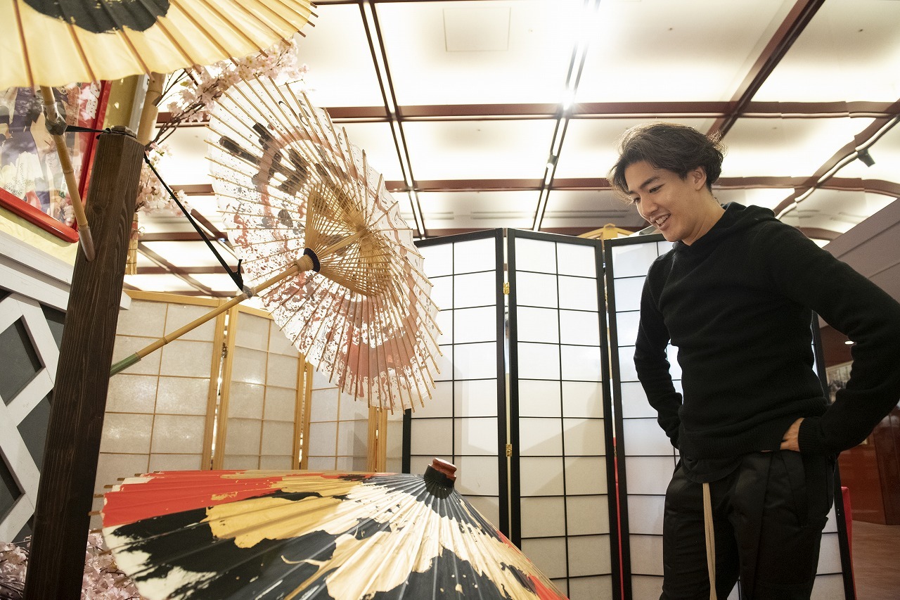 尾上右近　番傘展示スペースにて