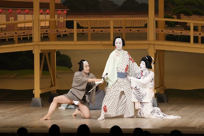 『伊勢音頭恋寝刃』（左より）料理人喜助=片岡愛之助、福岡貢=松本幸四郎、油屋お紺=中村雀右衛門