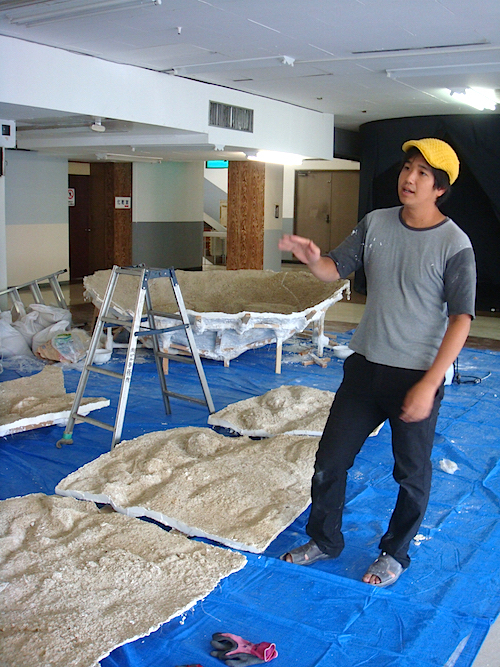 制作中の様子より、《人間、下流へと遡る川》について語る二藤建人。彼の背後に見えるのが《deep sky》