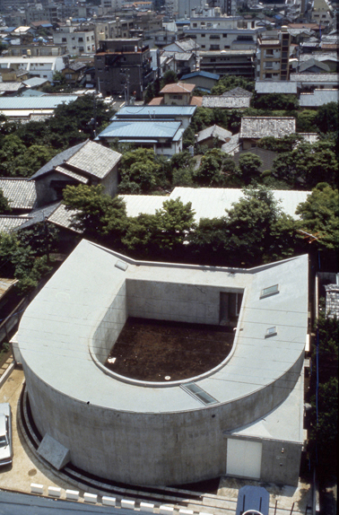 伊東豊雄 中野本町の家 / White U（1976）写真：多木浩二