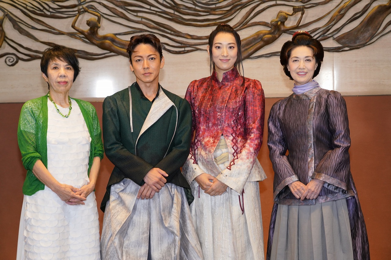 （左から） 謝珠栄、屋良朝幸、珠城りょう、剣幸 　　　撮影：藤井光永