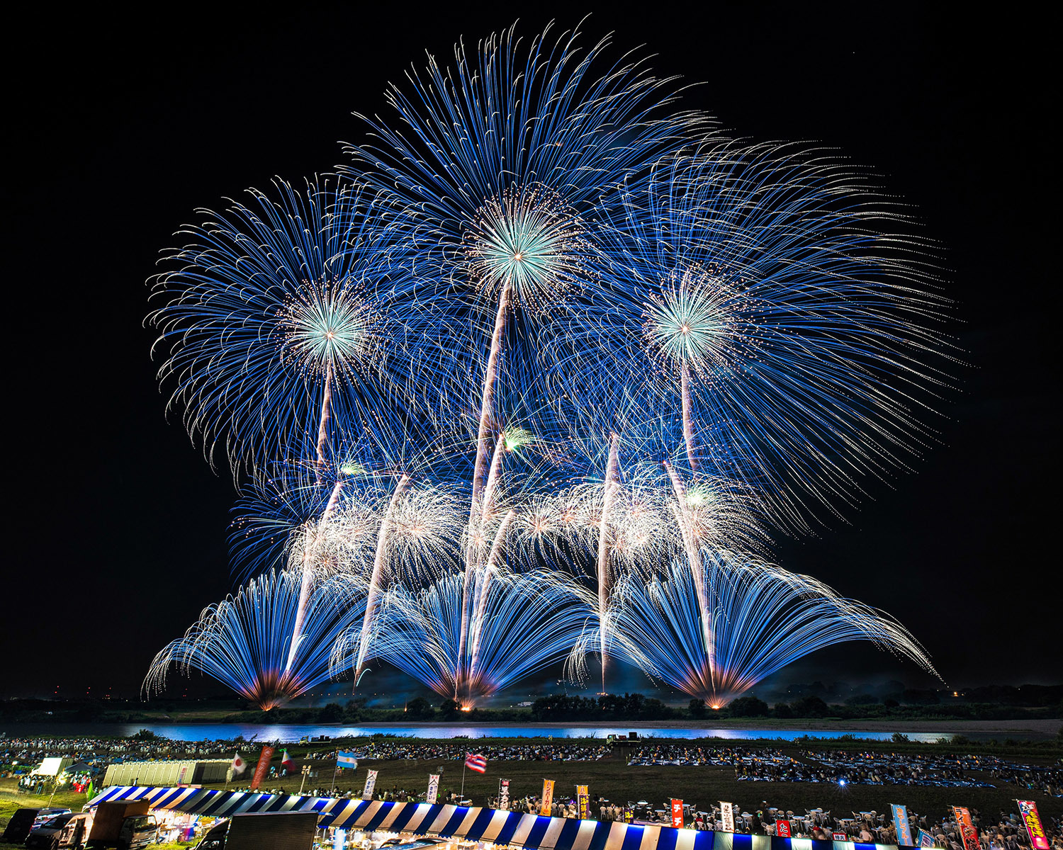 3年ぶりに第35回利根川大花火大会が開催 2尺玉を含む3万発の花火が音楽
