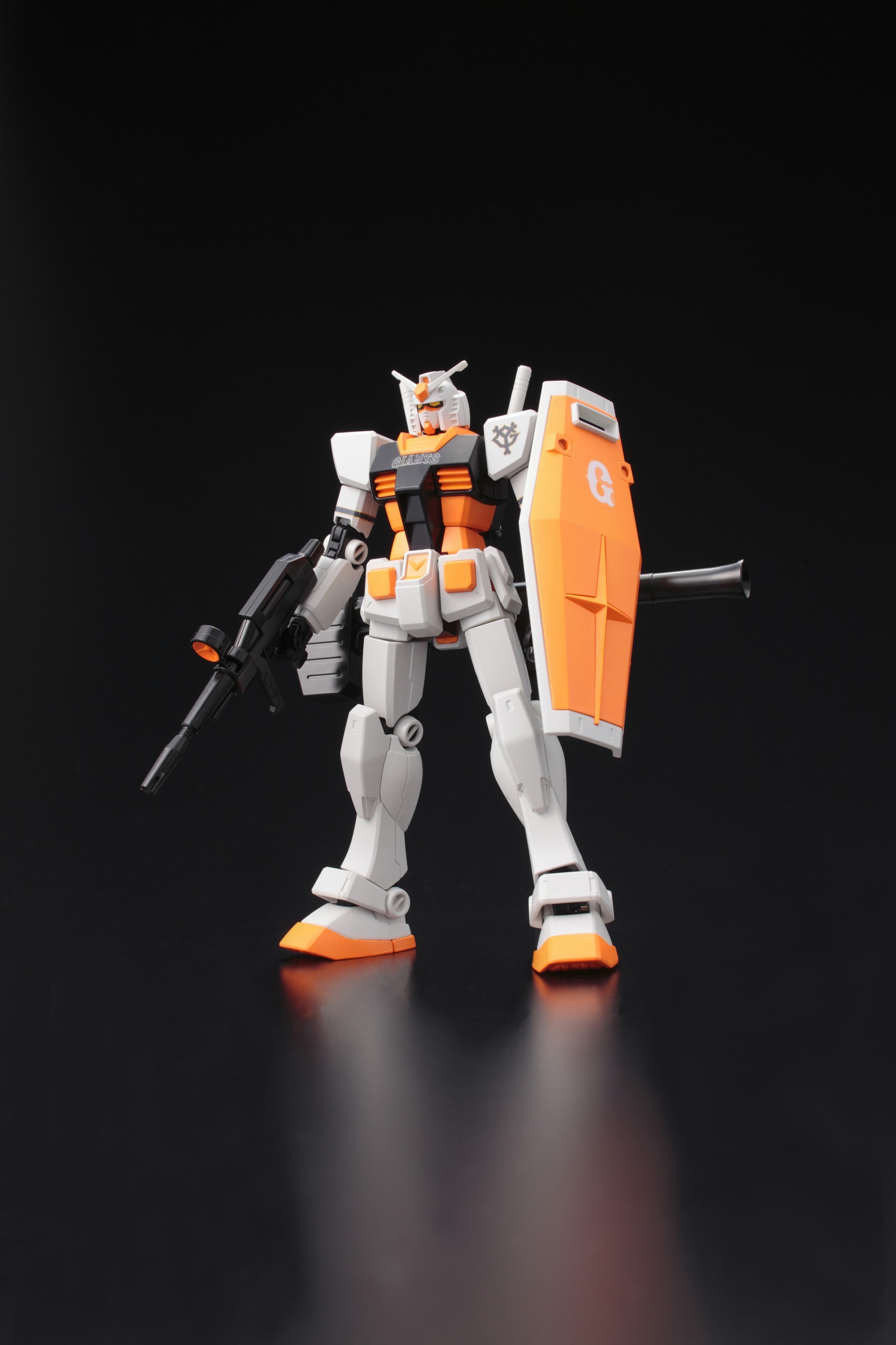 「ガンダムシート」の特典となるプラモデル「HG 1/144 ガンダム RX-78-2 ジャイアンツバージョン」（※写真は試作品のため実際の商品と一部異なる場合がございます。※写真は塗装しております）