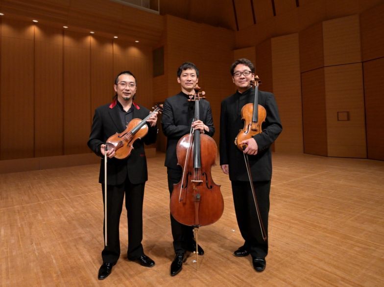 「アンサンブル天下統一」長原幸太（ヴァイオリン）、中木健二（チェロ）、鈴木康浩（ヴィオラ） 左から 　(C)写舎眞
