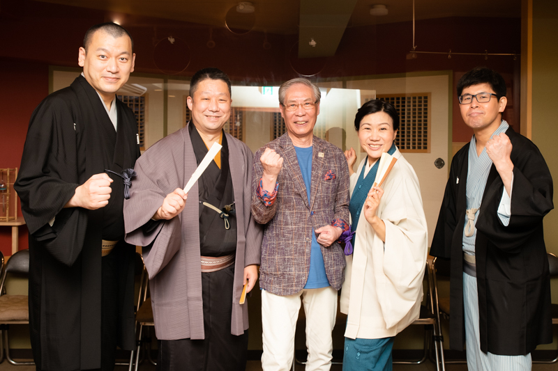 （左から）柳家小んぶ、宝井梅湯、オーナーの加藤伸氏、三遊亭遊かり、三遊亭天歌