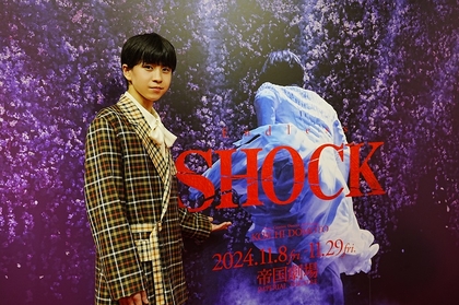 『Endless SHOCK』初出演の松浦銀志が、日比谷シャンテで開催中の応援企画を訪問