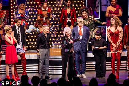 シンディ・ローパーが初日公演カーテンコールにサプライズ登場～BWミュージカル『キンキーブーツ』東京公演開幕