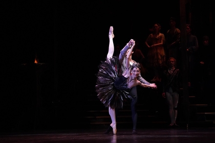 洗練と円熟と無限の情熱　カンパニーの最高傑作、K-BALLET TOKYO Spring Tour 2025『白鳥の湖』観劇レポート