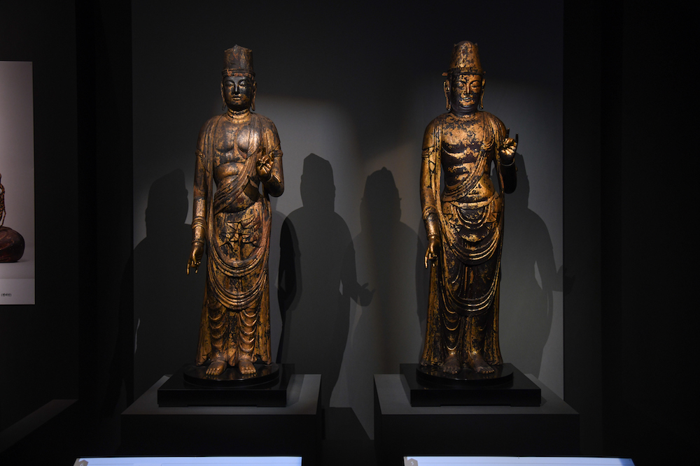 左：《月光菩薩立像》、右：《日光菩薩立像》どちらも平安時代・10〜11世紀