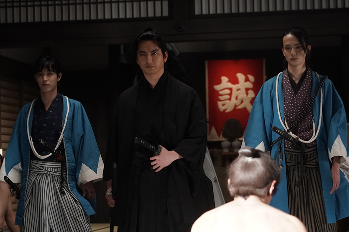 新選組の鬼の副長・土方歳三（演・石黒英雄）、沖田総司（演・本田礼生）、原田左之助（演・小野健斗）ら三人の威厳が満ちあふれた男気ある姿
