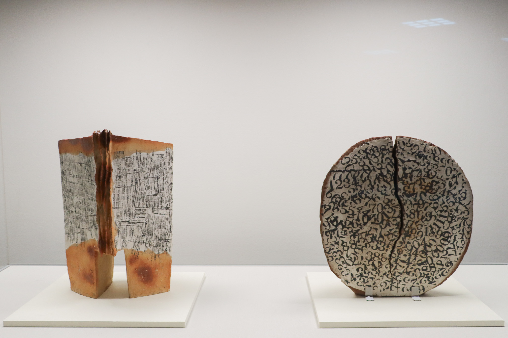 数字を作品に取り入れ始めた鈴木治「土偶」（1963年）京都国立近代美術館蔵、「数の土面」（1963年）福島県立美術館蔵