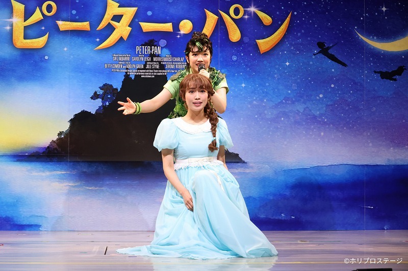 奥より）ピーター・パン役：山崎玲奈、ウェンディ役：山口乃々華
