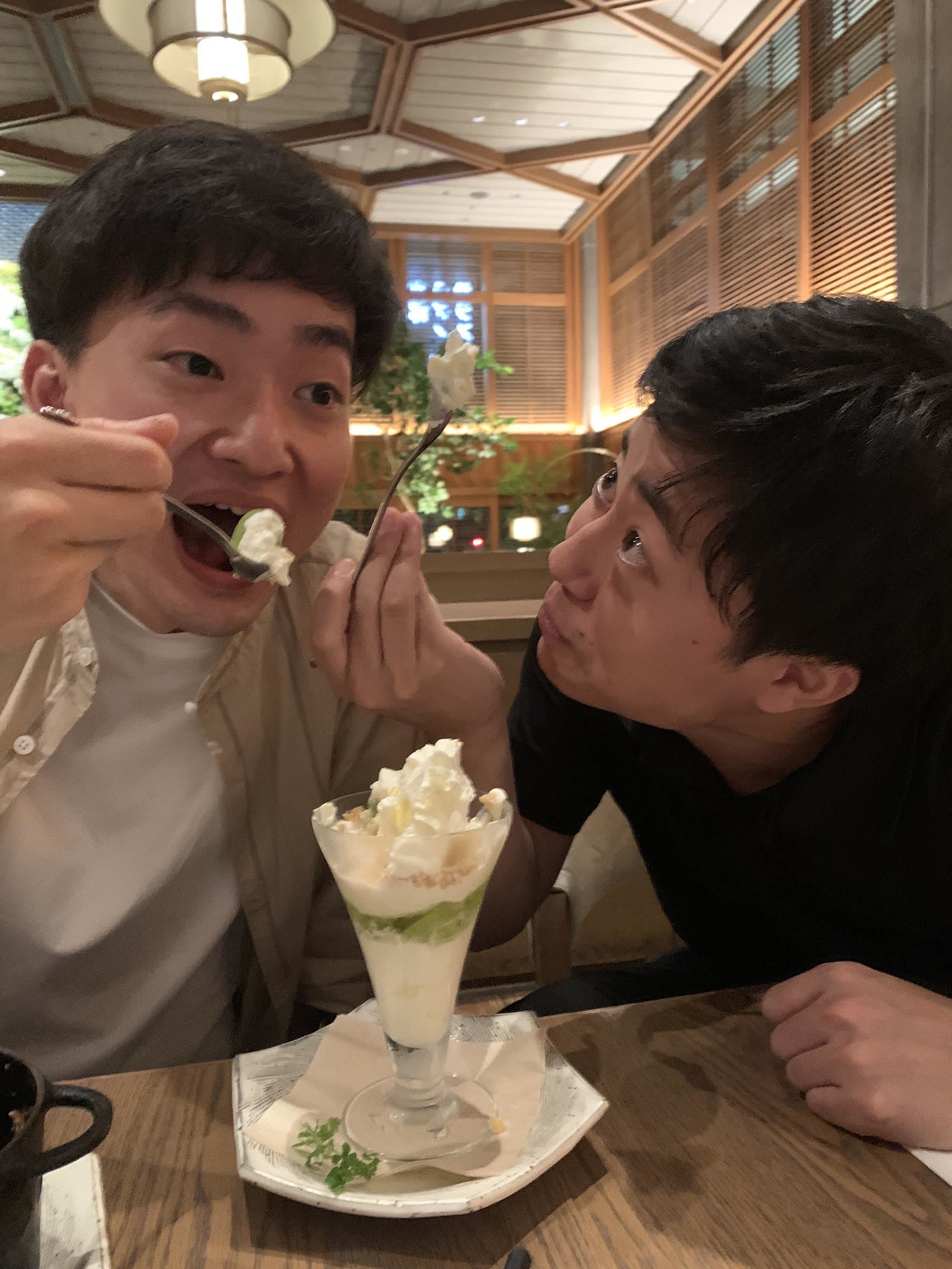 マスタークラスのレッスンの間に水野（優也）とパフェを食べにきた写真です