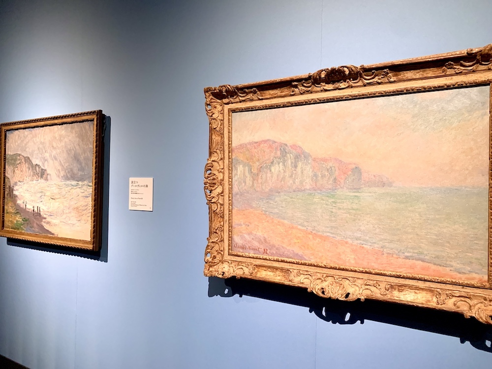 手前：《プールヴィルの崖、朝》1897年、福田美術館