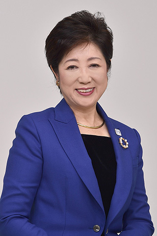 始球式を行う小池百合子東京都知事