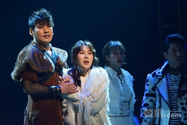 ジン役のキム・ジュンヒョン（左）と、マーティ役のチョン・ジェウン