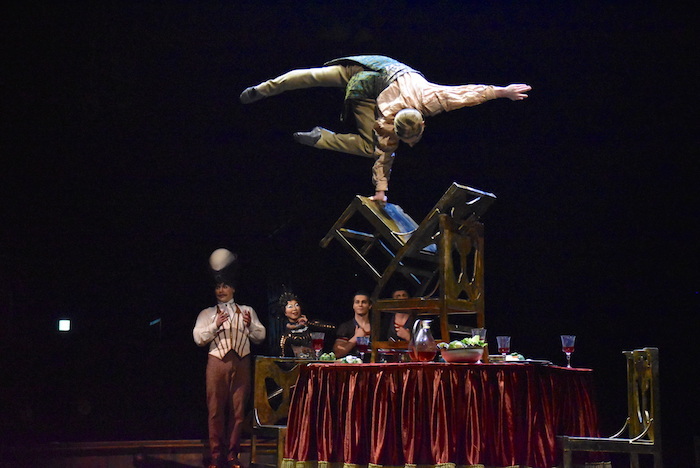 『ダイハツ キュリオス』東京公演公開リハーサルの様子。作品名は『UPSIDE DOWN WORLD-BLANCING ON CHAIRS-(バランシング・オン・チェア)』 撮影＝五月女菜穂