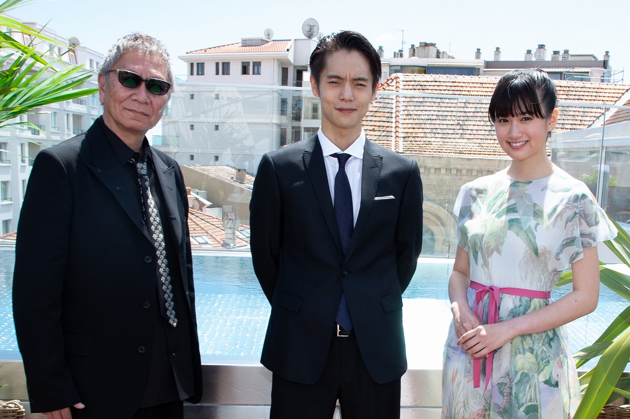 左から、三池崇史監督、窪田正孝、小西桜子 （C）Kazuko Wakayama